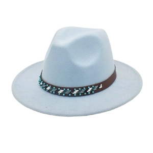 Détail d'un chapeau fedora en laine bleu clair avec ruban en cuir à perles bohèmes