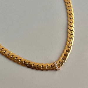 Detail of 18K gold plated braided chain necklace with CNC micro-set zircon bar pendant