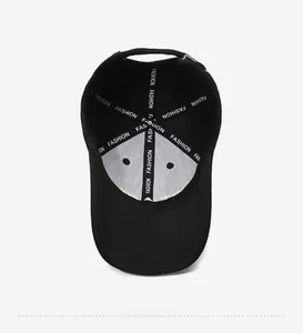 Detail der inneren FASHION-Gewebeverstärkung und des Futters der schwarzen Baseballkappe