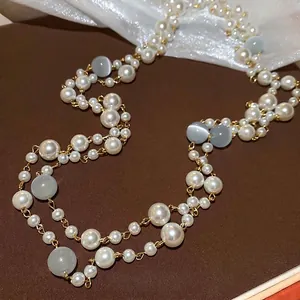 Collier français double couche avec perles blanches, pierres œil de chat et chaîne dorée