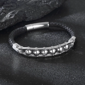 Geflochtenes Lederarmband in Schwarz mit Edelstahlperlen und Magnetverschluss