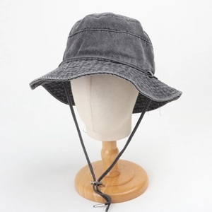 Dettaglio cappello pescatore in denim grigio scuro con fibbia in metallo e cordino regolabile