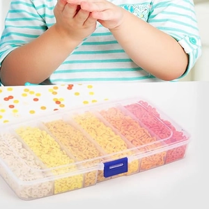 Détail de perles en argile multicolores en boîte de 6 grilles avec mains d'enfants