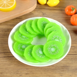 Lot de 12 tranches de kiwi artificielles en PVC présentées sur une assiette en céramique