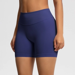 Détail d'un short de yoga sans couture bleu marine à taille haute et coupe gainante