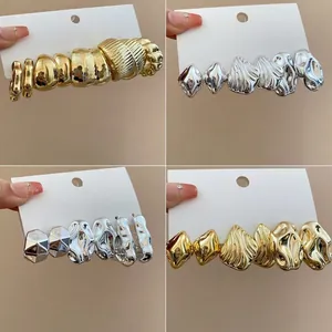 Set di orecchini geometrici irregolari con finitura metallica oro e argento lucido