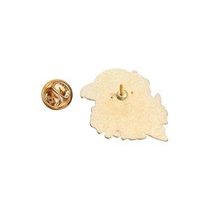 Detail der goldenen Broschenrückseite aus Metall mit Schmetterlingsverschluss auf weißem Grund