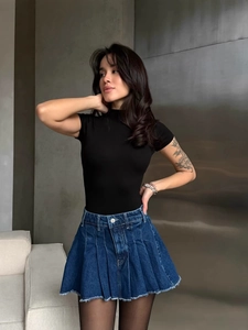 Top attillato nero a collo alto e minigonna in denim a pieghe blu scuro per donna