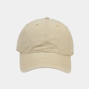 Gros plan détaillé d'une casquette de baseball en coton délavé kaki avec coutures