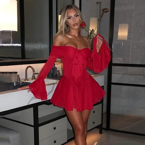 Robe courte rouge sexy à épaules dénudées avec manches évasées et nœud frontal chic