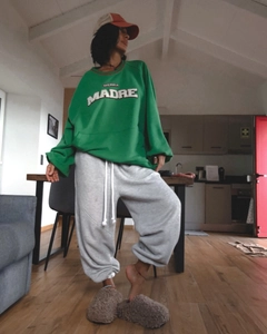 Detail eines grünen Sweatshirts im American Retro-Stil mit Sierra Madre-Stickerei