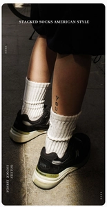 Gros plan de chaussettes montantes blanches en coton côtelé de style rétro américain