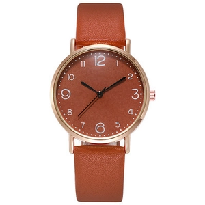 Détail du bracelet en cuir marron et boîtier en or rose avec cadran à chiffres