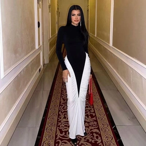 Détail de la robe moulante bicolore noir et blanc avec fronces et cordon de serrage