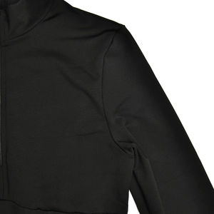 Détail d'un body noir ajusté avec col à fermeture éclair et tissu élastique lisse