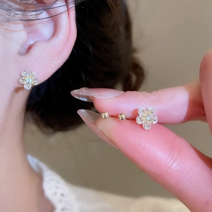 Elegant gold flower stud earrings with sparkling crystals and silver needle for women