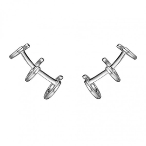 Détail de boucles d'oreilles triples anneaux argentés avec finition miroir polie élégante