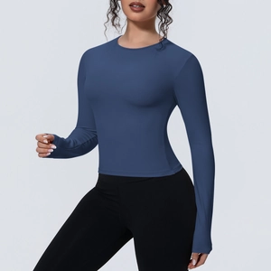 Détail d'un haut de yoga bleu foncé à manches longues, coupe ajustée et tissu respirant