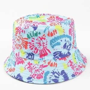 Vue détaillée des motifs tie-dye colorés sur un chapeau bob bleu avec coutures fines