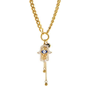 Détail du collier Main de Fatma doré avec oeil maléfique et pompons perlés