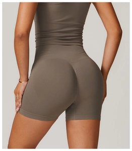 Vue arrière du short de yoga sans couture taille haute taupe avec effet push-up plissé
