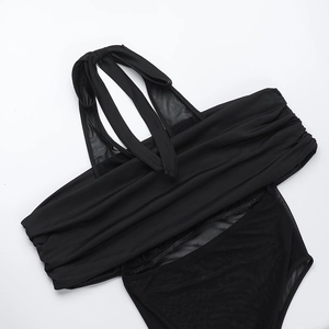 Detail eines schwarzen Mesh-Patchwork-Bodys mit Neckholder und plissierter Stoffstruktur