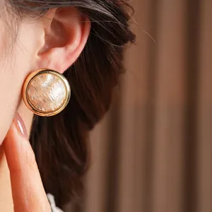 Boucles d'oreilles en perles de coton plaquées or 16 carats au design de cœur