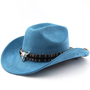 Chapeau de cowboy bleu classique en daim avec ruban ethnique et breloque tête de taureau
