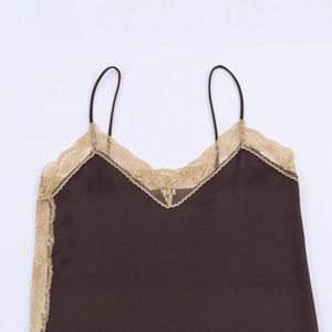 Débardeur élégant en satin marron pour femmes avec dentelle beige et fines bretelles