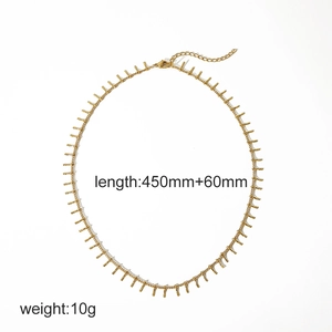 Detailed view of 18k gold minimalist necklace with vertical bars, 450mm+60mm length