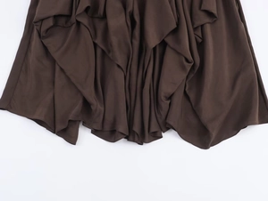 Détail de la jupe midi marron foncé montrant les volants multicouches au fini soyeux