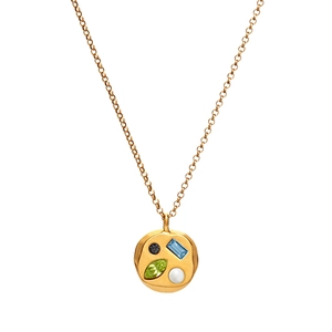 Dettaglio della collana d'oro con pietre preziose nere, blu, verdi e una perla bianca