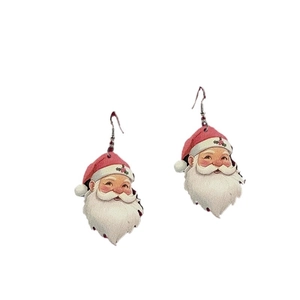 Boucles d'oreilles Père Noël festives avec bonnet rouge et barbe blanche sur fond blanc