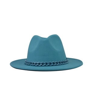 Detail eines blaugrünen Wollfilzhutes mit passendem mattem Kettenaccessoire für Damen