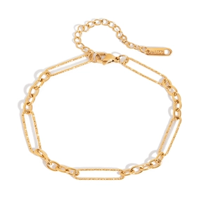 Detail eines goldenen Büroklammer-Armbands aus Edelstahl mit Karabinerverschluss