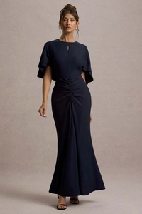 Dettaglio dell'abito da sera blu navy con apertura frontale e polsini con volant eleganti