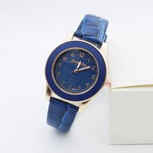 Nahaufnahme der Damenarmbanduhr mit blauem Krokodillederarmband und Roségold-Gehäuse