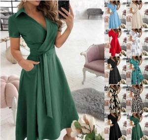 Collage di abiti con scollo a V che mostrano varie fantasie floreali e opzioni colore