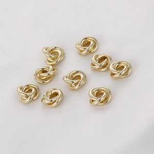 Detalle macro de cuentas espaciadoras de triple anillo de oro de 14k para joyería