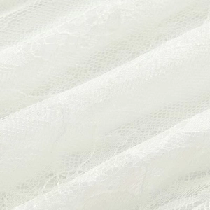 Dettaglio macro del tessuto in pizzo bianco elegante con ricami e trama a rete fine