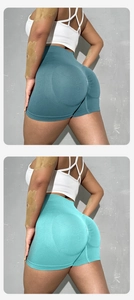 Dettaglio ravvicinato degli shorts da yoga a vita alta senza cuciture con effetto push-up