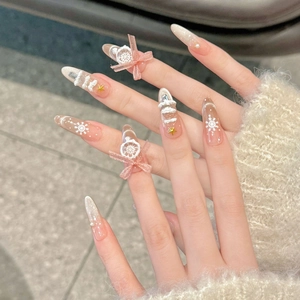 Faux ongles de Noël avec sapin 3D et nœud rose sur forme amande longue