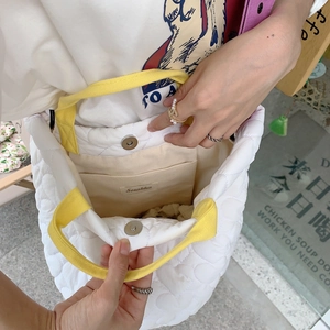 Détail intérieur du sac cabas matelassé blanc avec doublure en toile et fermoir aimanté