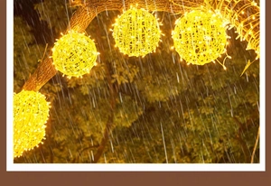 Sfere di rattan a LED bianco caldo impermeabili su un albero per decorazione esterna