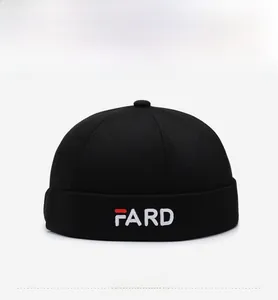 Detail der schwarzen Baumwoll-Dockermütze mit weißer FARD-Stickerei auf dem Umschlag