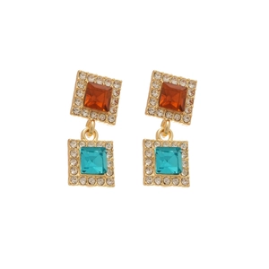 Boucles d'oreilles carrées dorées avec pierres ambre et bleues entourées de strass chic