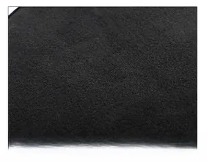 Makro-Detail des dicken schwarzen Plüsch-Fleecefutter für die Isolierung der Wintermütze