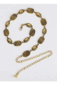 Détail de la ceinture chaîne en métal bronze vintage avec anneaux texturés et fermoir