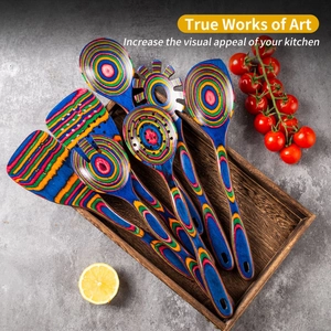 Vista dall'alto di un set di 7 utensili da cucina colorati in legno pakkawood in vassoio