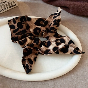 Vintage scrunchie met luipaardprint en strik in klassieke bruine en zwarte stof